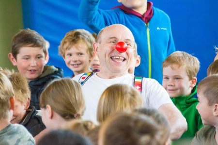 ): Haben Spaß mit dem Hain Knack Theater: Die Grundschüler und –schülerinnen der Grundschulen Tudorf und Alfen. (Foto: Amt für Presse- und Öffentlichkeitsarbeit, Kreis Paderborn, Anna-Sophie Schindler)